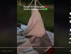 Viral! Wanita Ini adalah Salat dalam Tengah Konser Bernadya, Netizen: Balance Planet Akhirat Kak